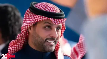 ياسر القحطاني يدافع عن سالم الدوسري بتصريح مثير: “جبل ما يهزه ريح”